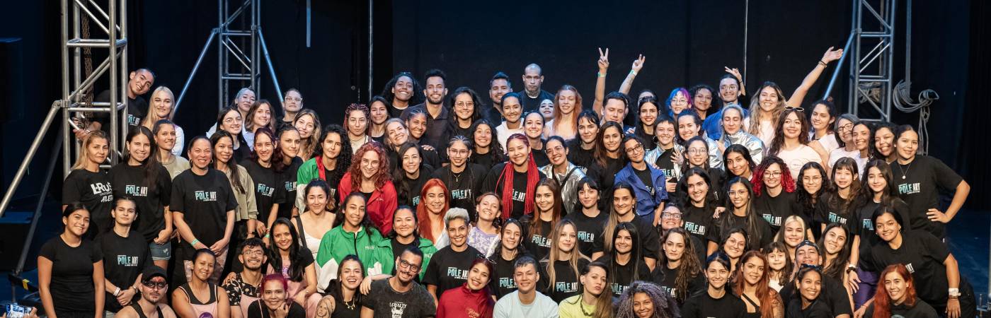 En el medio, Sandra Suárez, junto a los participantes de Pole Art Colombia 2025. FOTO: CORTESÍA