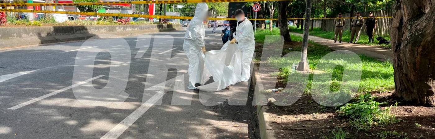 Agentes del CTI de la Fiscalía durante la inspección del cadáver. /FOTO: ANDRÉS FELIPE OSORIO GARCÍA