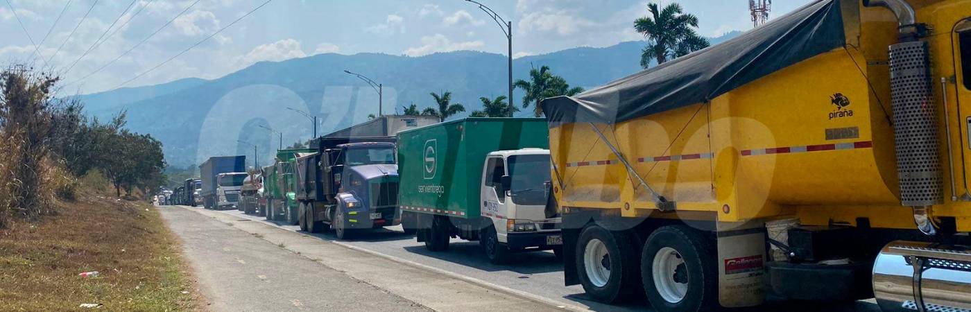 Así fue el trancón causado por la manifestación en los límites entre Girardota y Barbosa. /FOTO: SINDY VALLE