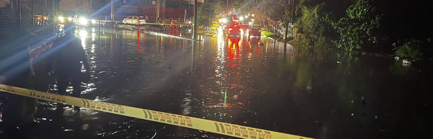 Varias vías de La Estrella tuvieron que ser cerradas por las inundaciones. /FOTO: CORTESÍA BOMBEROS LA ESTRELLA