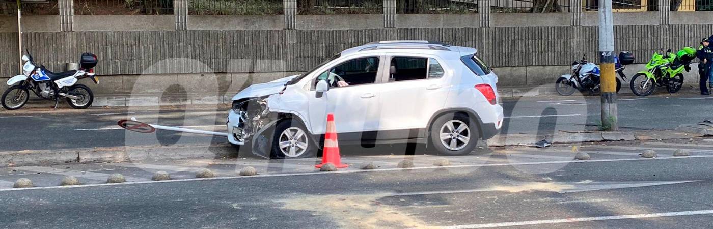 El conductor perdió el control del vehículo y se saltó el separador vial. /FOTO: ANDRÉS FELIPE OSORIO GARCÍA