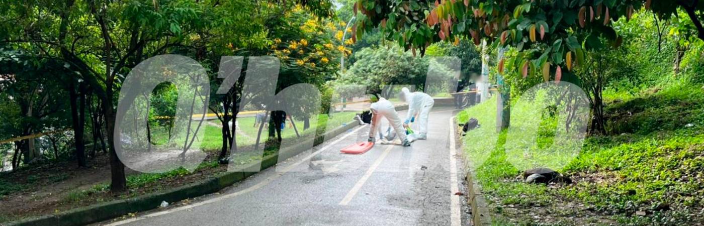 La inspección del cadáver fue realizada sobre la ciclovía. /FOTO: ANDRÉS FELIPE OSORIO GARCÍA