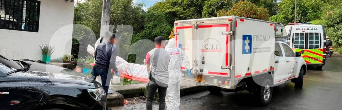 El cuerpo fue trasladado a Medicina Legal. /FOTO: ANDRÉS FELIPE OSORIO GARCÍA