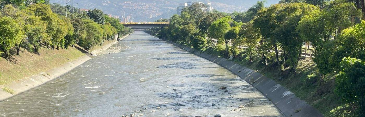Así se veía el río Medellín un día después de la jornada de limpieza que se realizó en las orillas. FOTO: SINDY VALLE
