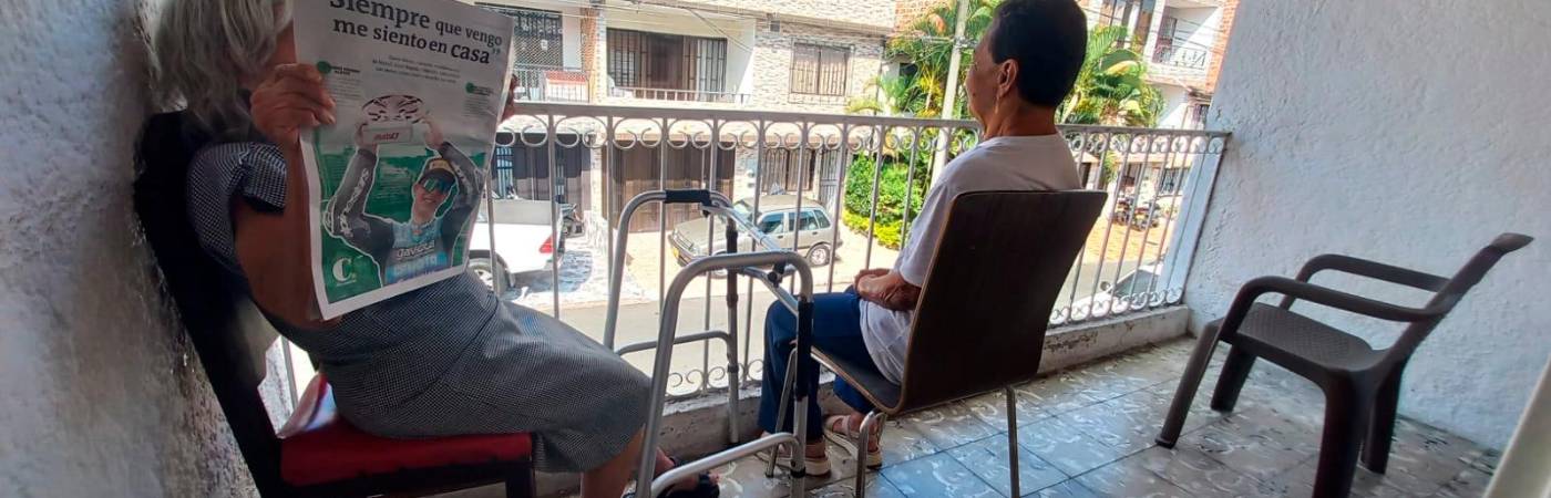 El balcón es la zona más segura para que los abuelos puedan mirar hacia la calle y, al menos, ver pasar gente. /FOTOS: MAURICIO PALACIO