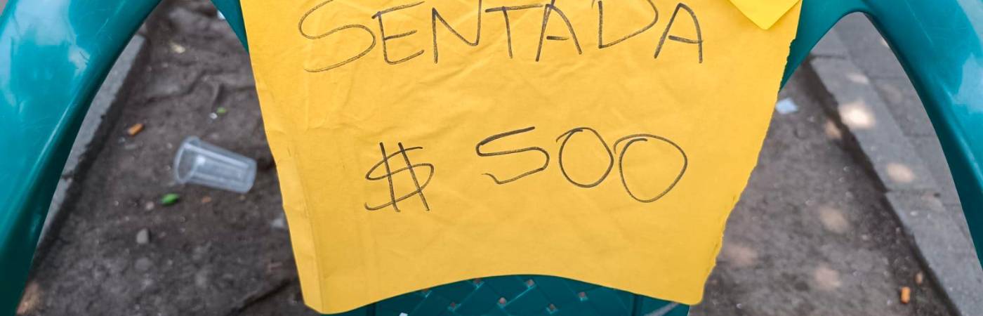 EN FOTOS: En la Minorista pagan la sentada a $ 500, mientras esperan el bus