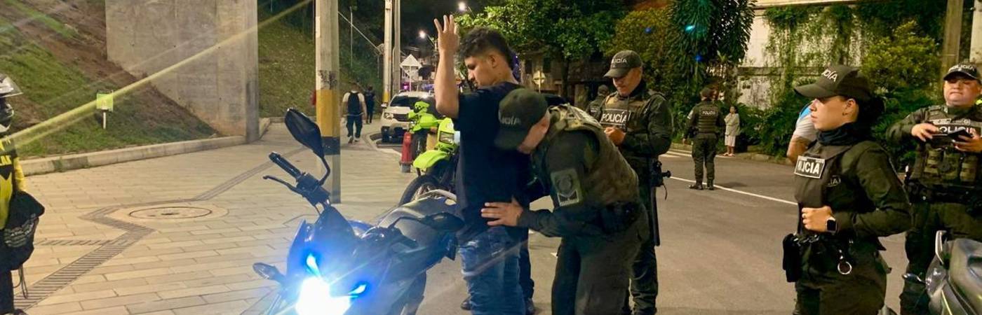 EN FOTOS: Barrida de delincuentes y tatequieto a motociclisas infractores