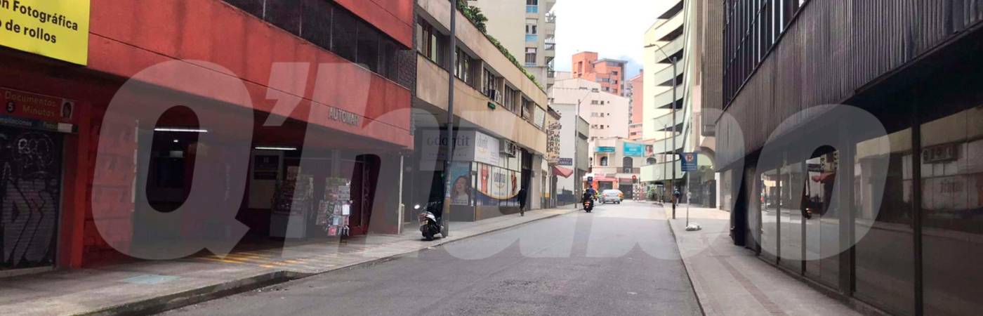 Por esta calle emprendió la huida el agresor, la víctima también corrió pero de desplomó en esta cuadra. /FOTO: LAURA ROSA JIMÉNEZ VALENCIA