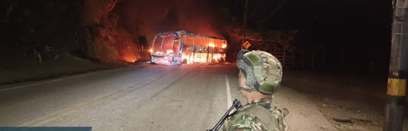un bus de servicio intermunicipal fue incendiado en el sector La Paulina, en Valdivia. FOTO: EJÉRCITO NACIONAL 