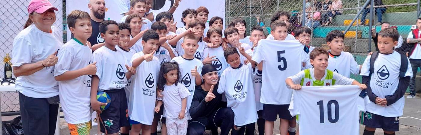 EN IMÁGENES: Estrellas, goles y corazón, para cumplir los sueños de los niños de Tricentenario