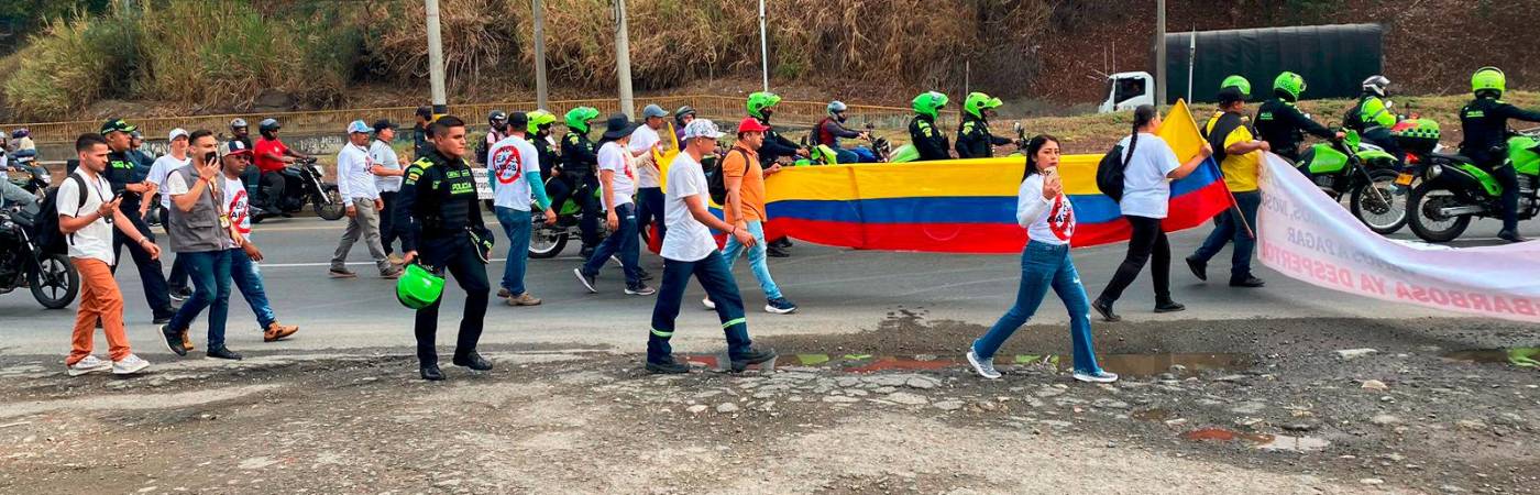 La manifestación dejó pasar carros por intervalos de cinco minutos, pero en general frenaron la movilidad. /FOTO: MANUEL SALDARRIAGA
