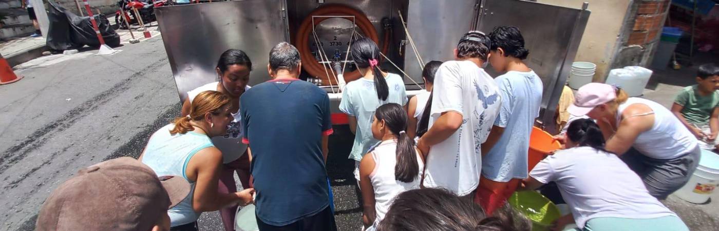 Los habitantes de la comuna 6 - Doce de Octubre salen con baldes y cocas para poder recolectar el agua de los carrotanques. / FOTO: MAURICIO PALACIO