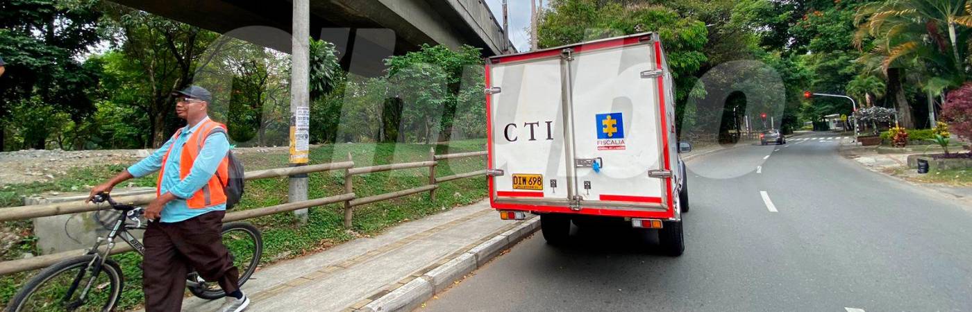 Agentes del CTI de la Fiscalía realizaron la inspección del cadáver. /FOTO: ANDRÉS FELIPE OSORIO GARCÍA
