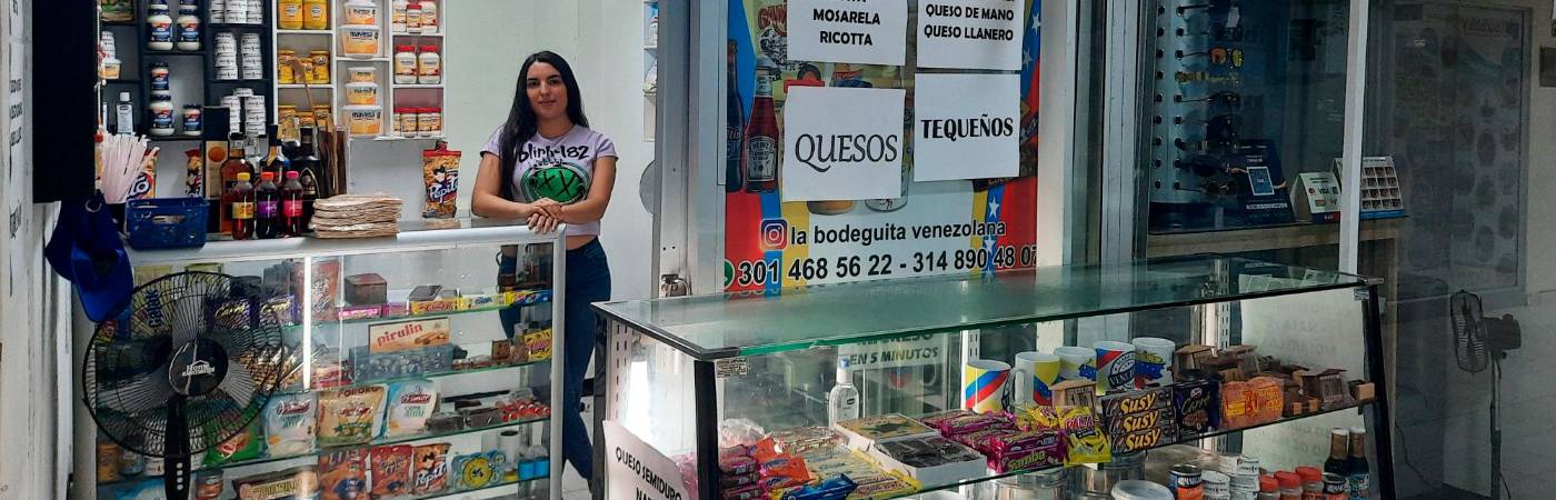 Dulces, tortillas, carnes, quesos, pocillos y hasta artesanías se pueden conseguir en esta tienda de la nostalgia. / FOTO: DANIEL GONZÁLEZ.