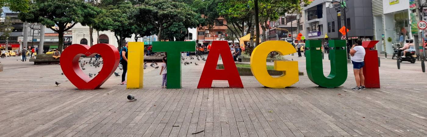 “Aquello que uno siempre busca en un lugar es la tranquilidad para vivir y trabajar; Itagüí me ha dado esos elementos”, Juan Sánchez, lustrador de zapatos.