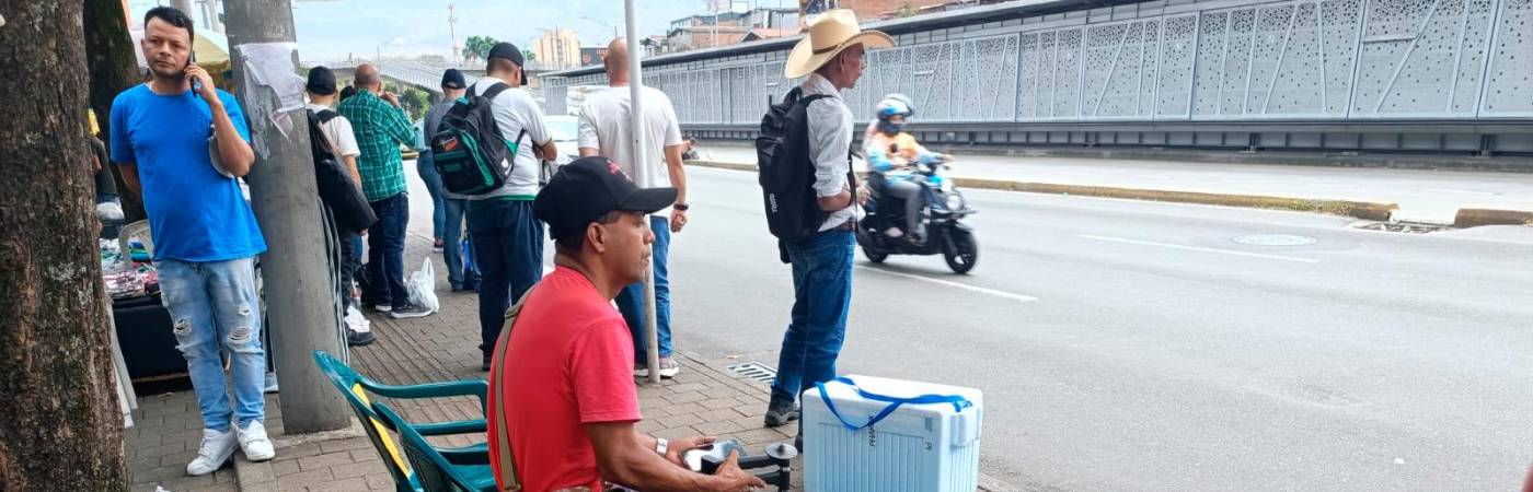 EN FOTOS: En la Minorista pagan la sentada a $ 500, mientras esperan el bus
