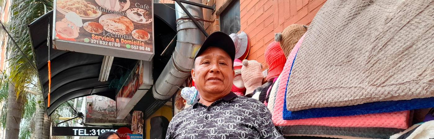 José Alejandro Parco es uno de los comerciantes más queridos de Bello. Sus tejidos y accesorios son un éxito en el municipio. / FOTO: DANIEL GONZÁLEZ.