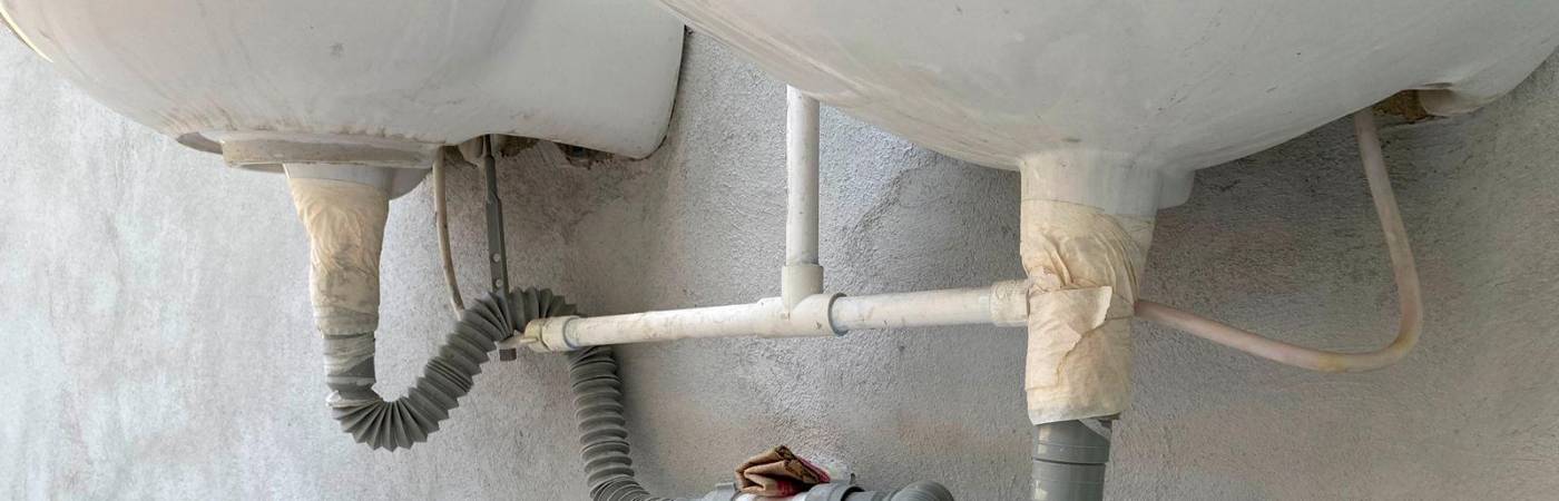 Los lavamanos de la Institución Educativa José María Bravo Márquez ubicada en Manrique están a medias, hasta con cinta pegada. /FOTO: SINDY VALLE 