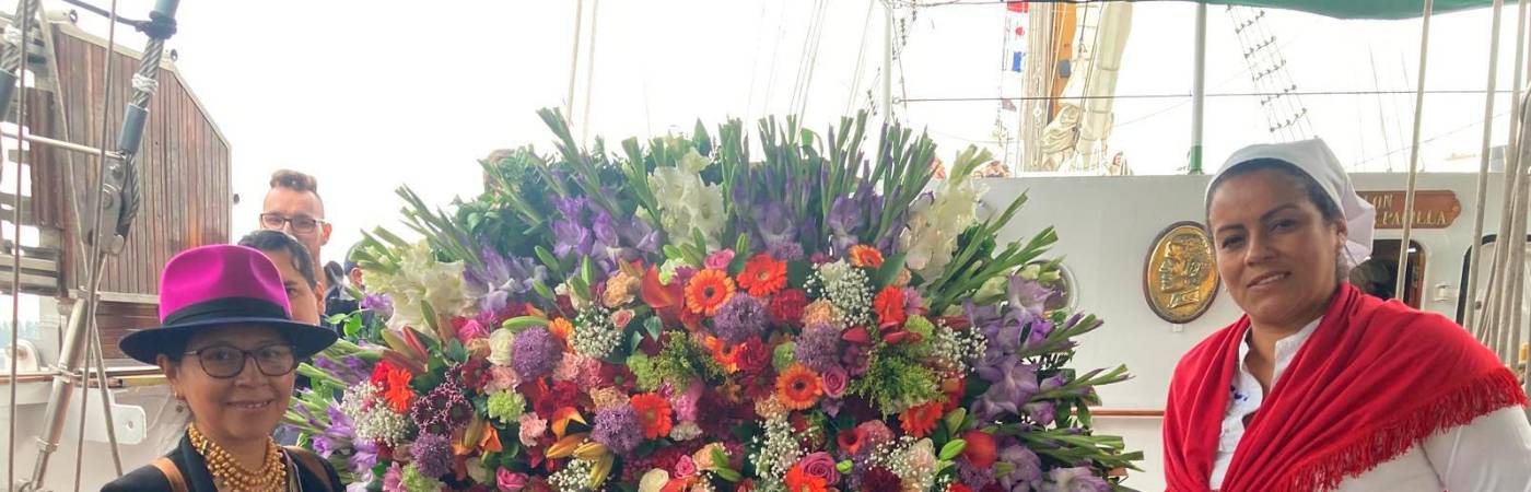 La silletera ha posado con los visitantes que se acercan al Buque Gloria. /FOTO: CORTESÍA