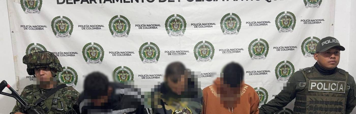 Presuntos miembros del Clan del Golfo capturados en Donmatías. FOTO: CORTESÍA POLICÍA ANTIOQUIA