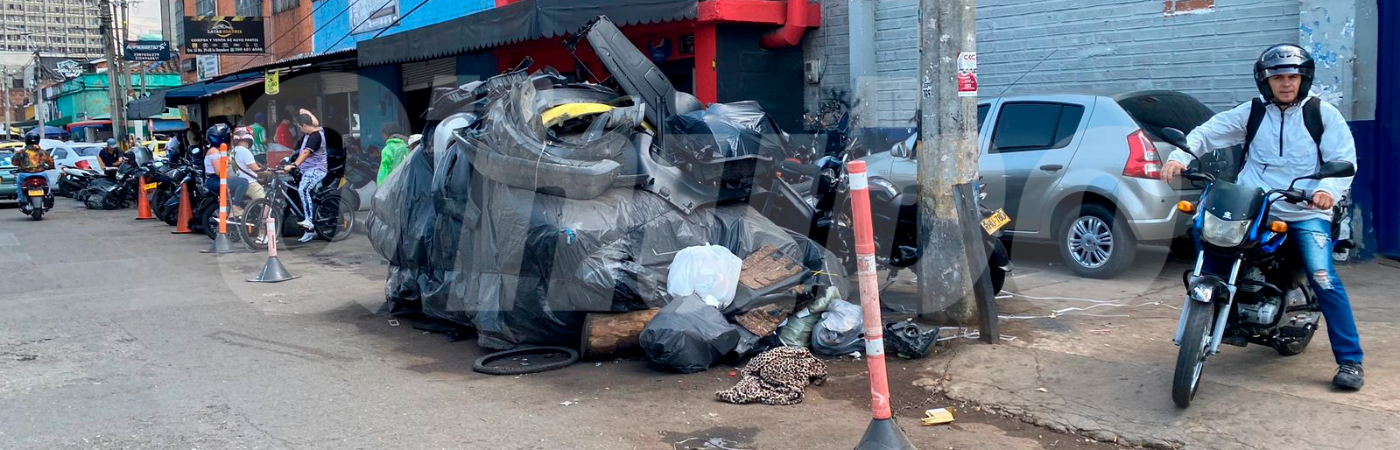 Los vehículos que se parquean en las aceras, la basura y la chatarra también le quitan espacio a este sector.