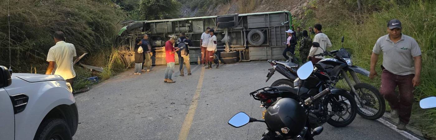 Bus accidentado en Ituango. FOTO: D.R.A