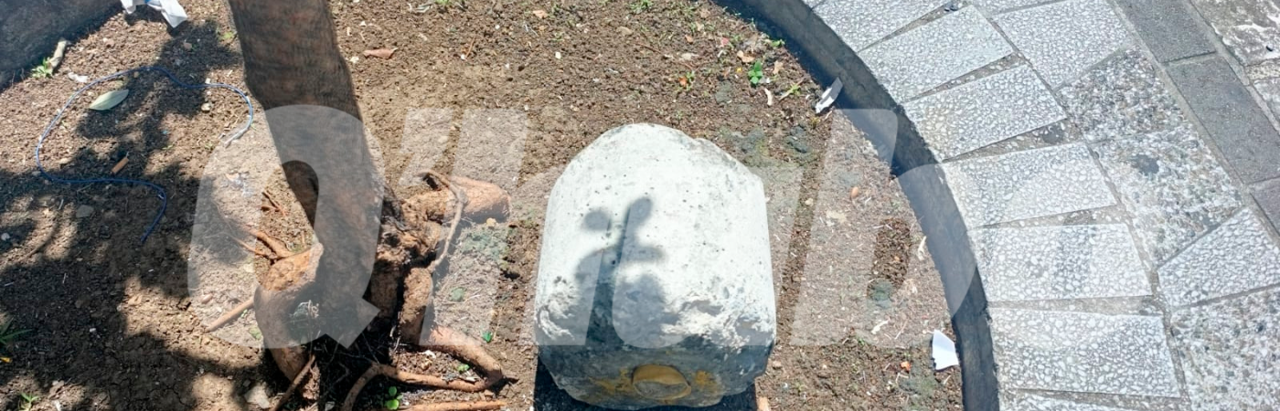 Con esta piedra habrían atacado a este joven. /FOTO: ALEJANDRA MORALES