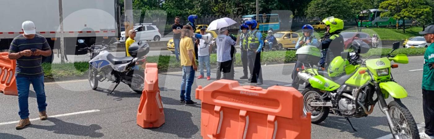 Los vehículos no pudieron seguir porque las autoridades cerraron el ingreso a la glorieta de la Terminal del Norte. /FOTO: ALEJANDRA MORALES RÍOS