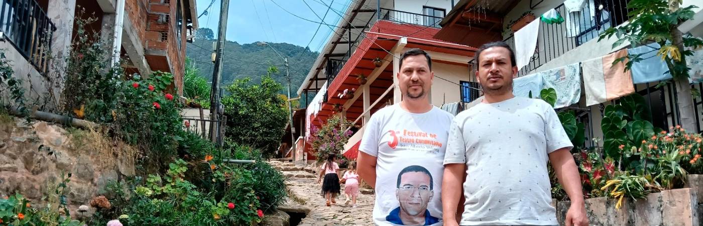Willinton Foronda (derecha) y Juan David Monsalve, habitante, no cambian a Altavista por nada. Aquí, en el camino ancestral de guacas. / FOTO: ANDRÉS BEDOYA