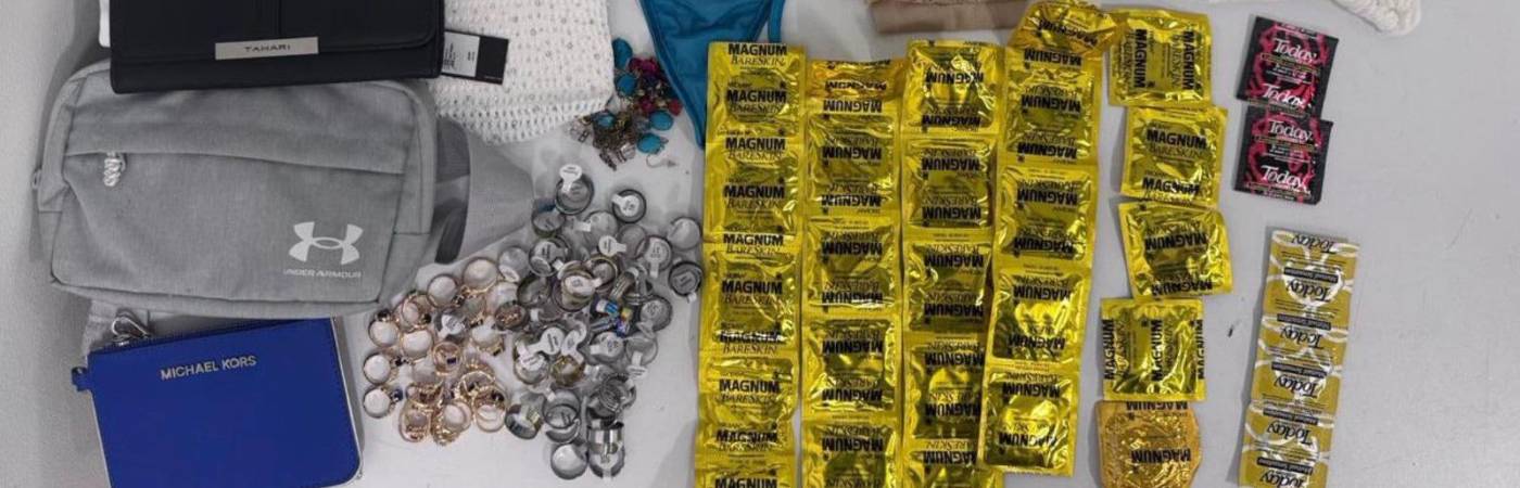 Esta es la gran cantidad de preservativos y joyas que le hallaron a este extranjero en su maleta. FOTO: FEDERICO GUTIÉRREZ