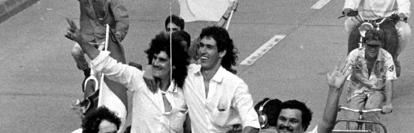 Leonel Álvarez (izq) y Andrés Escobar (der), en el abrazo del triunfo; en la caravana de la victoria de la Libertadores de 1989. A su izquierda, Luis Fernando Muñera Eastman, y a su derecha, Guillermo Montoya. / FOTO: FOTOTECA EL COLOMBIANO - JORGE ZULETA