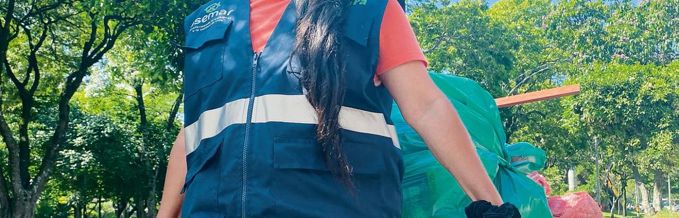 Álvarez Pérez carga con orgullo la carreta del reciclaje, con la que día a día se la lucha en las calles de Medellín. /FOTO: CORTESÍA