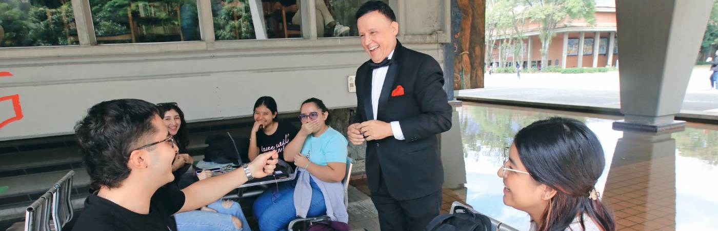 Chalo también descrestó con sus trucos en la U. de A. Se graduará como licenciado de artes proximamente. / FOTO: ESNEYDER GUTIÉRREZ