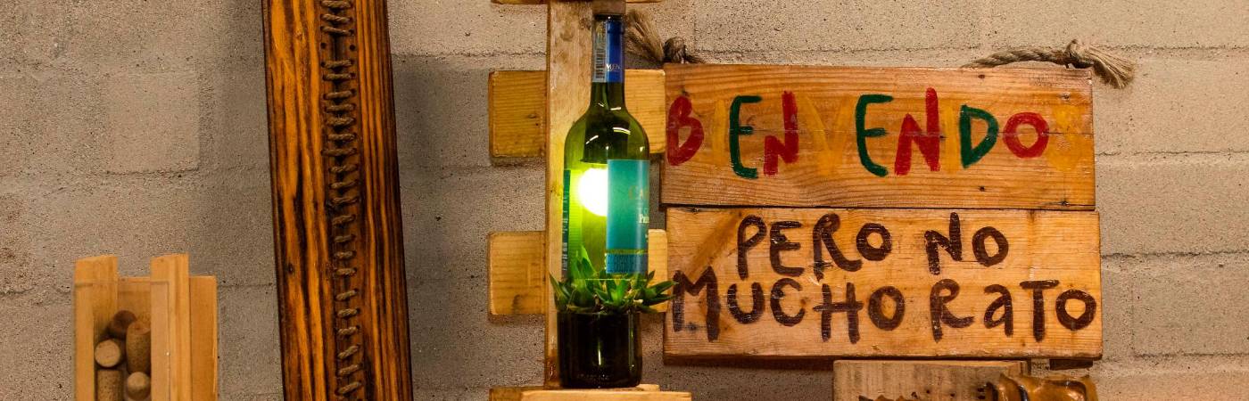 Trabajo con material reciclado, cajoneras de tomate, botellas de vidrio, llaves, latas de sardina, etc. Soy empírico y desde niño he querido ser emprendedor”, dijo Jhon Jairo Raigoza. / FOTO: ESNEYDER GUTIÉRREZ. 