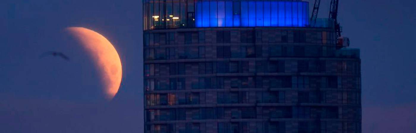 EN FOTOS: ¡Una cosa de locos! Las fotos más espectaculares que dejó el eclipse lunar