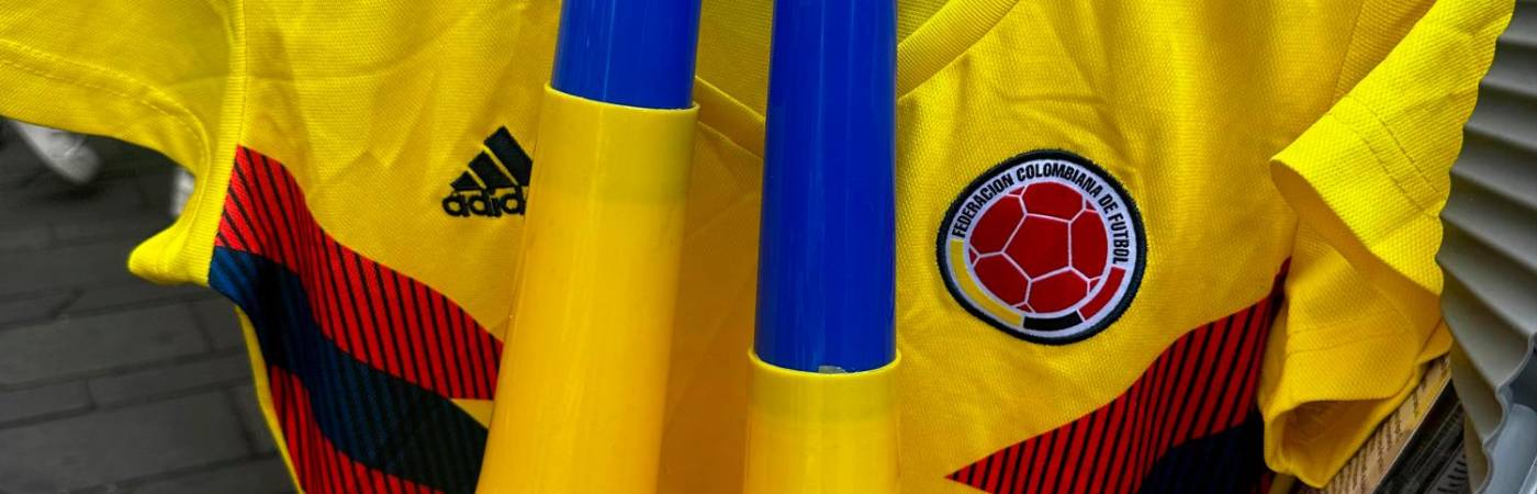 Camiseta y vuvuzela en combo. /FOTO: SINDY VALLE. 