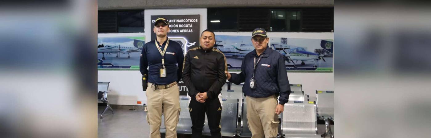 Alias Fede junto a dos funcionarios de Migración Colombia en el aeropuerto El Dorado. /FOTO: MIGRACIÓN COLOMBIA