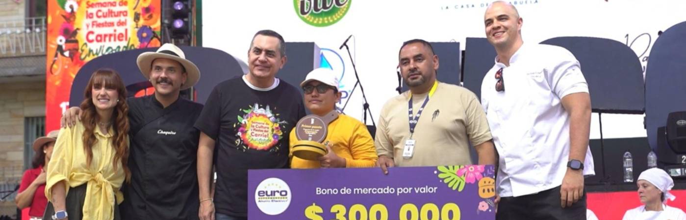 Estefany Baquero (centro) es la creadora de ‘Las delicias de Isme’, en honor a su mamá, Ismenia Moreno. FOTO: ALCALDÍA DE ENVIGADO