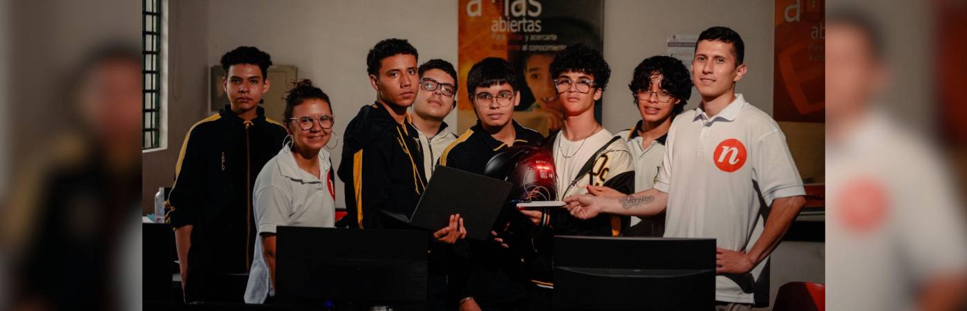 Estudiantes de la I.E. Pedro Luis Villa diseñaron un moderno casco. FOTO: ALCALDÍA DE MEDELLÍN