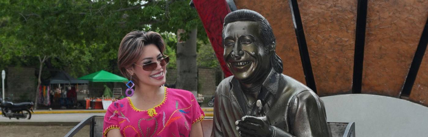 Ana del Castillo junto a la estatua de Diomedes Díaz en Valledupar. FOTO: INSTAGRAM @ANADELCASTILLOJ