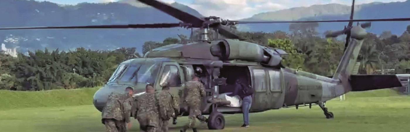 El cadáver de alias Malacara fue sacado en helicóptero de la zona donde se dieron los combates. /FOTO: EJÉRCITO NACIONAL