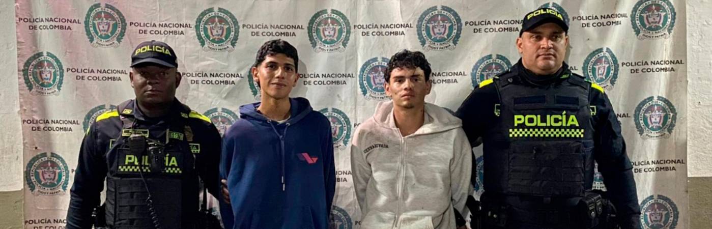 Jhoan David Patiño Zapata y Diego Esteban Pérez Zapata tras ser capturados por la Policía. /FOTO: CORTESÍA
