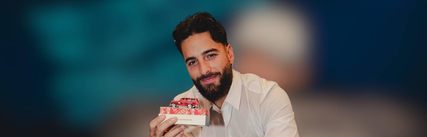 Maluma se la jugó con su propia Toyota miniatura. FOTOS: CORTESÍA