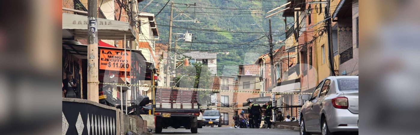 En esta cuadra del barrio Altavista, en Bello, ocurrió el ataque contra los ocupantes de un carro. /FOTO: SANTIAGO OLIVARES TOBÓN