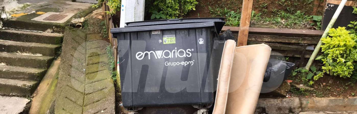 Junto a este contenedor de basura quedó sentado el cuerpo de la víctima. /FOTO: LAURA ROSA JIMÉNEZ VALENCIA