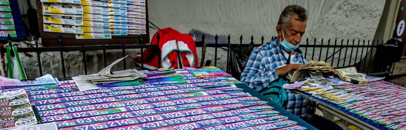 Venta de lotería en el centro de Medellín. /FOTO: ARCHIVO