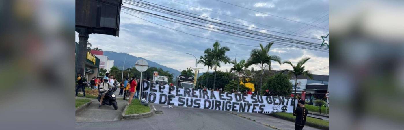 En las calles de Pereira, los hinchas salieron a protestar. Exigen respeto por el club y una solución inmediata. / FOTO: REDES SOCIALES @_SAMUELDUQUE