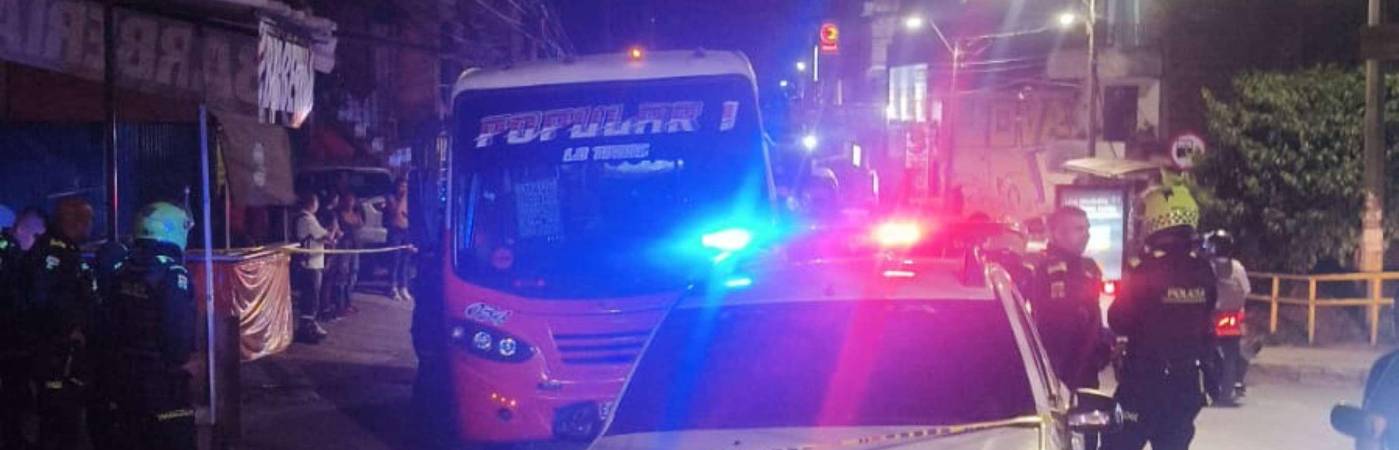 El conductor del bus detuvo la marcha del vehículo en una de las calles principales del barrio La Piñuela, en Aranjuez. /FOTO: CORTESÍA