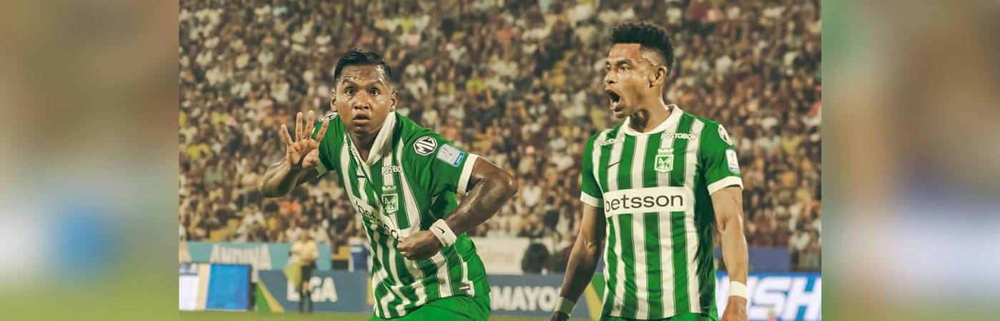 Alfredo Morelos (izq.) y William Tesillo (der.) celebran el triunfo ante Tolima. FOTO: INSTAGRAM @nacionaloficial