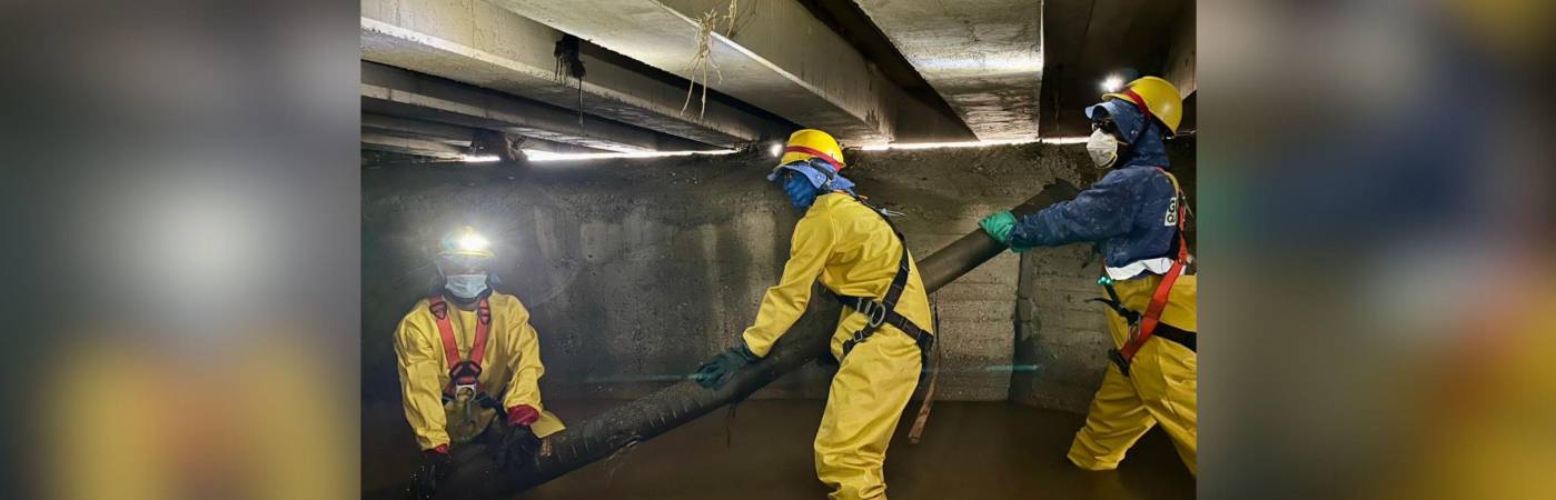 Cuadrillas de Medio Ambiente realizan limpieza de quebradas, box culvert y sumideros tapados para evitar nuevas inundaciones. FOTO: ALCALDÍA DE MEDELLÍN